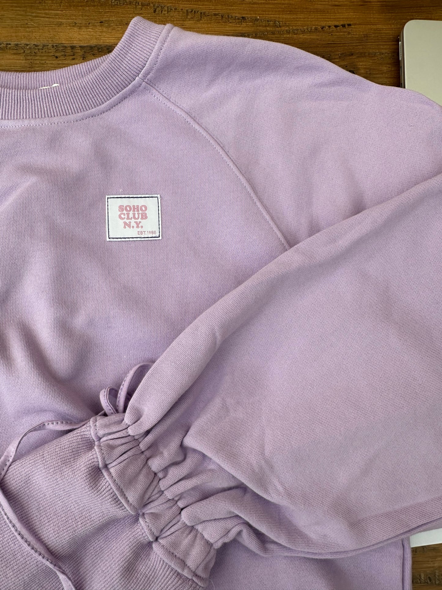 Soho - lila sweater detail mouw