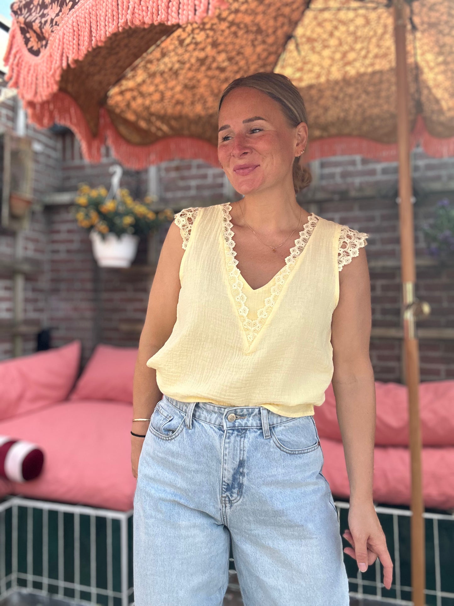 Femme - pastel gele top met kant