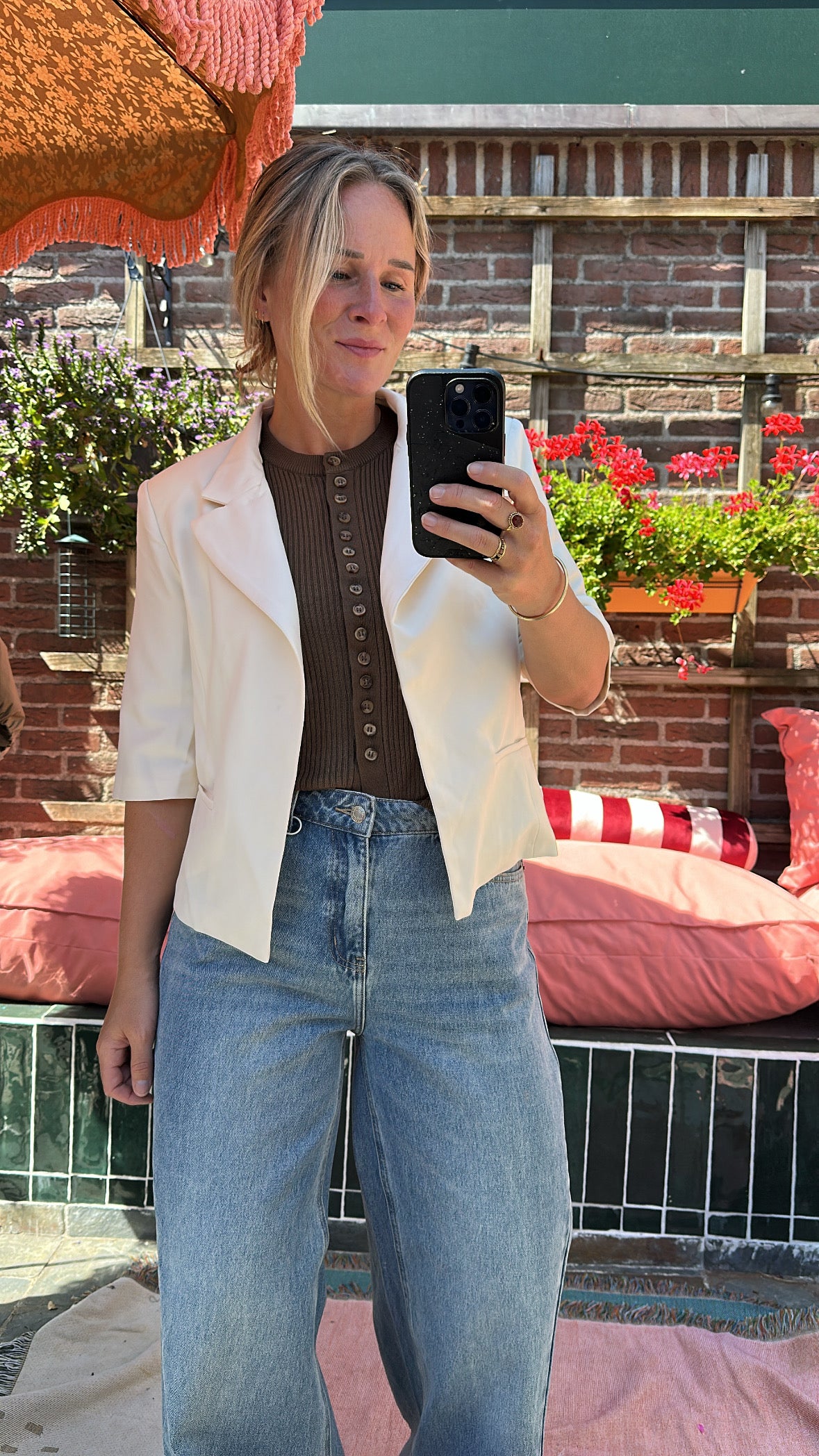 Halia - taupe gebreide top knoopjes