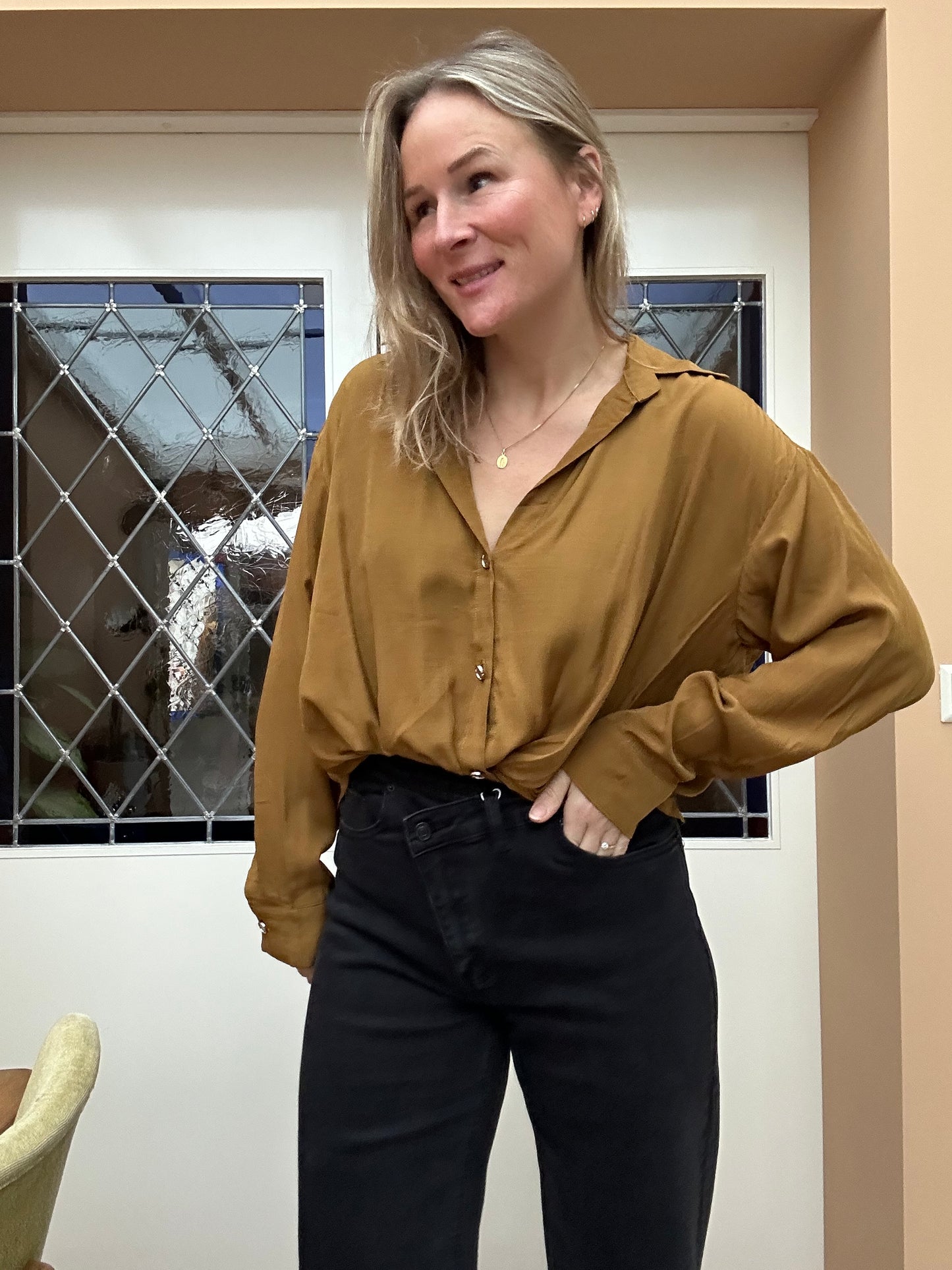Annemare - mosterd kleur blouse v hals