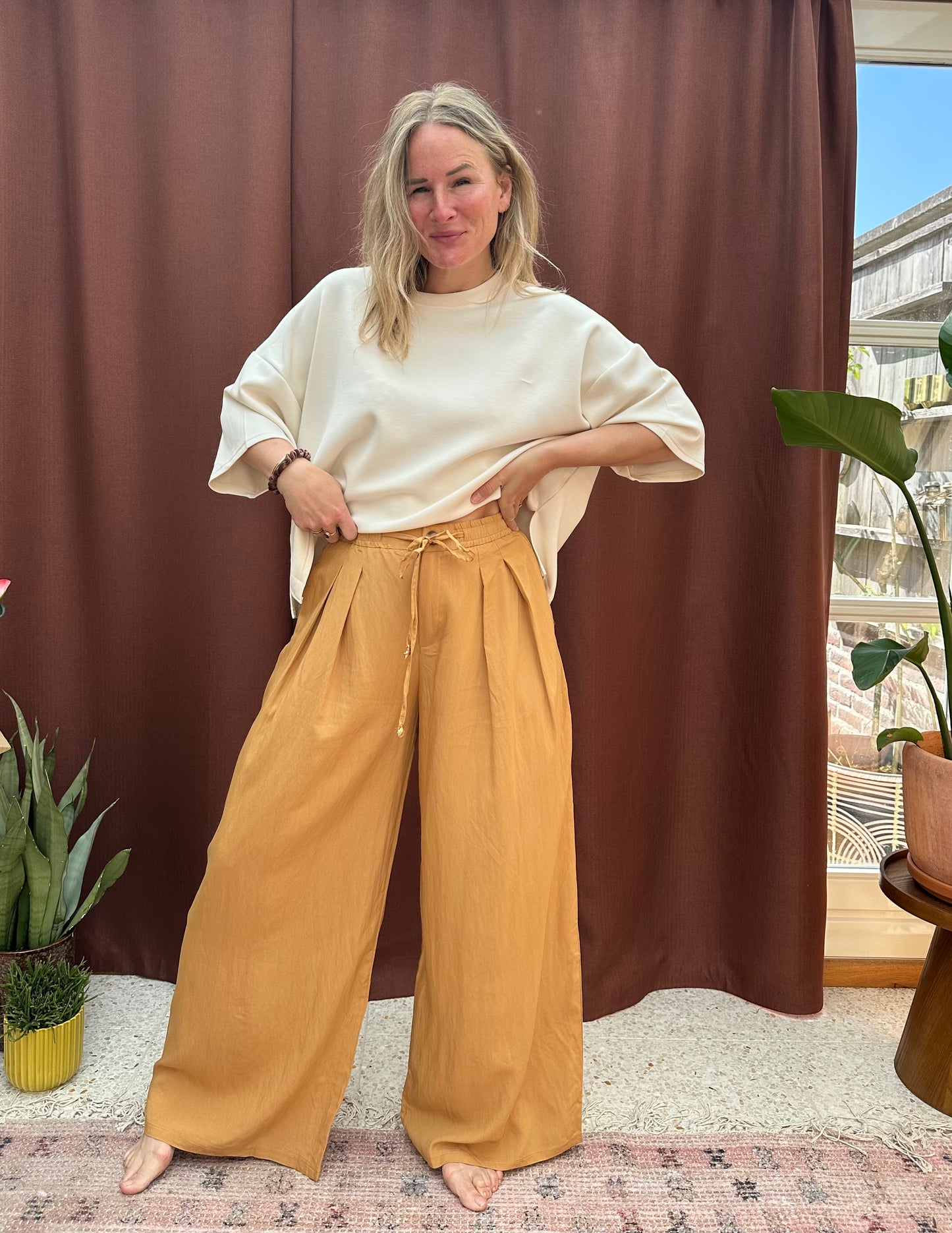 Eva - wijde broek oker met elastiek
