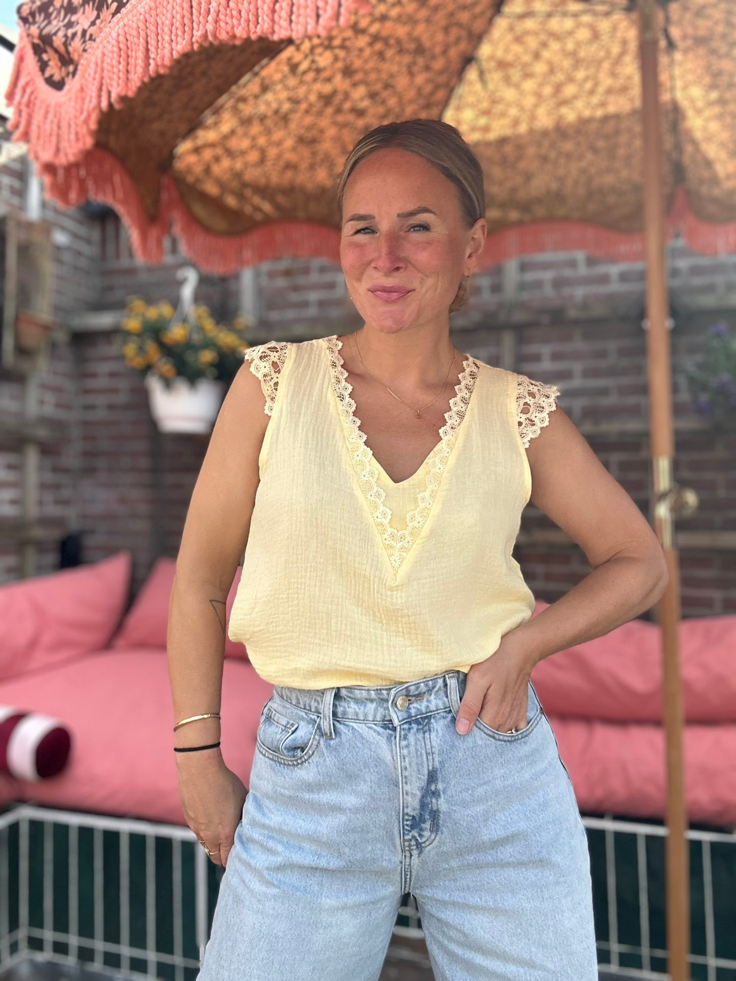 Femme - pastel gele top met kant