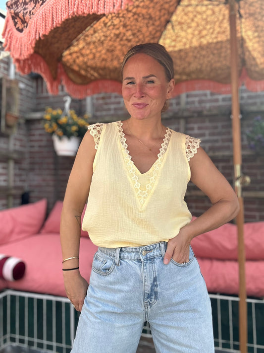 Femme - pastel gele top met kant