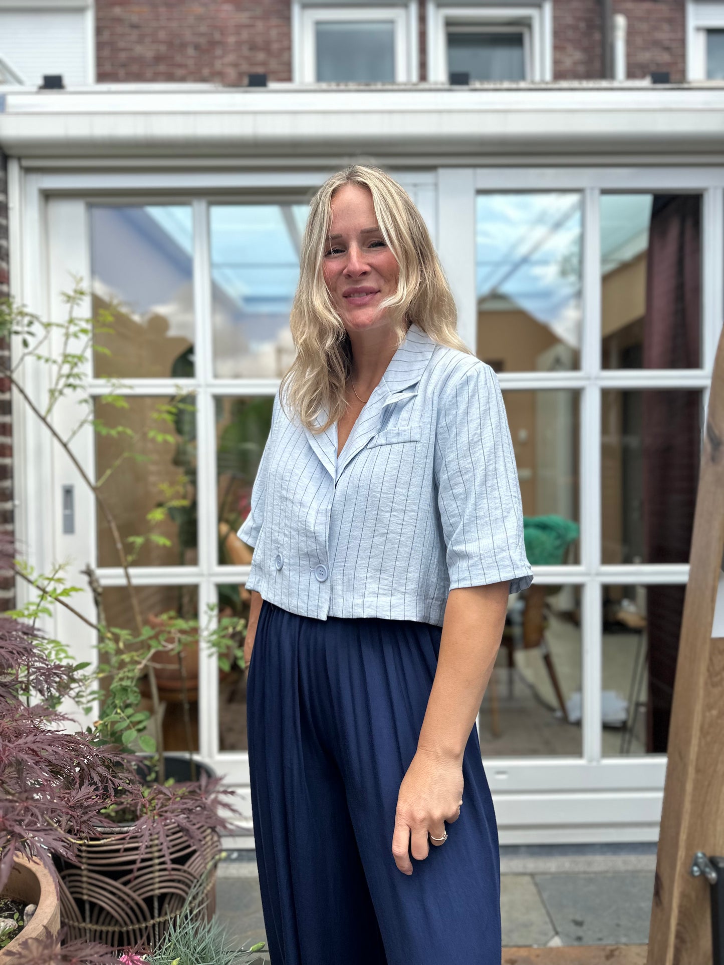 Grace - cropped blazer met streepje licht blauw