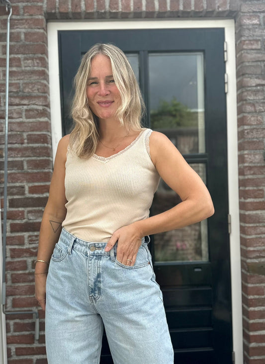 Gin - beige hemdje met kant