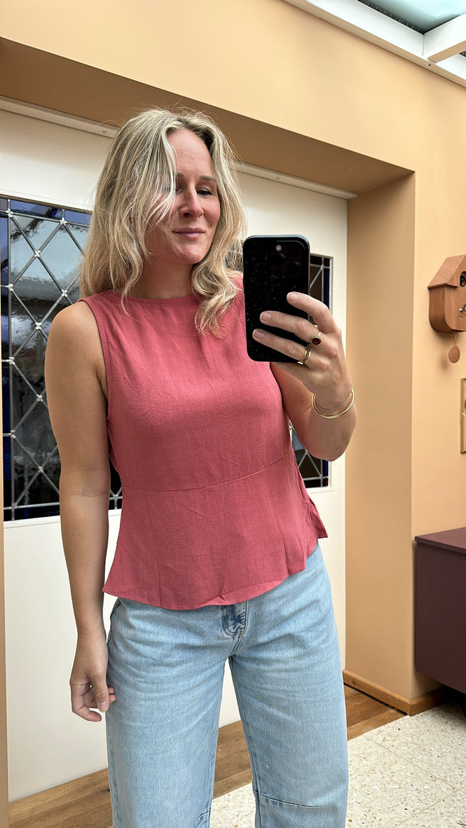 Flora - roze top blote rug