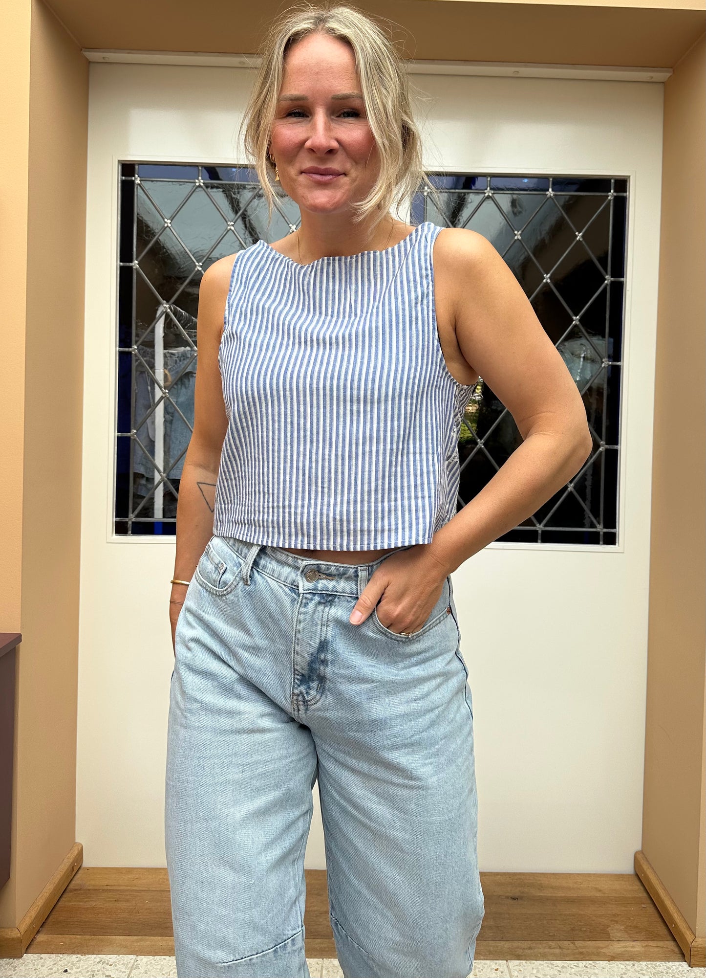 Femke - blauw streepjes top met embroidery