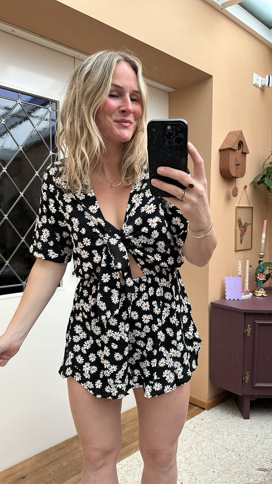 Daune - zwarte playsuit met madeliefjes