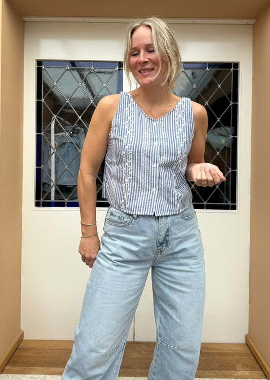 Femke - blauw streepjes top met embroidery