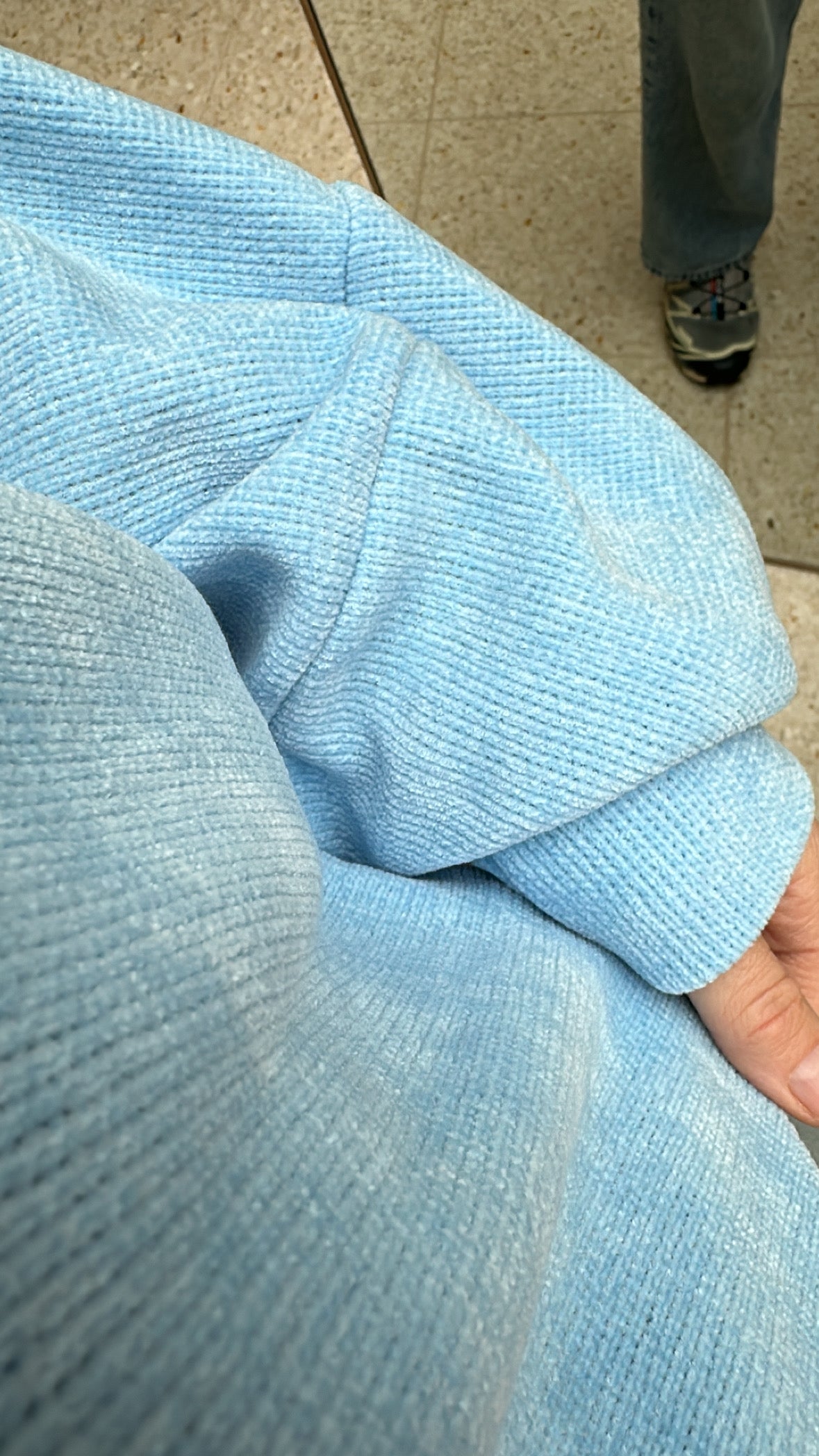 Bracy - licht blauwe velvet look sweater