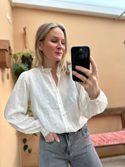 Egga - Dun wit viscose blousje met streep
