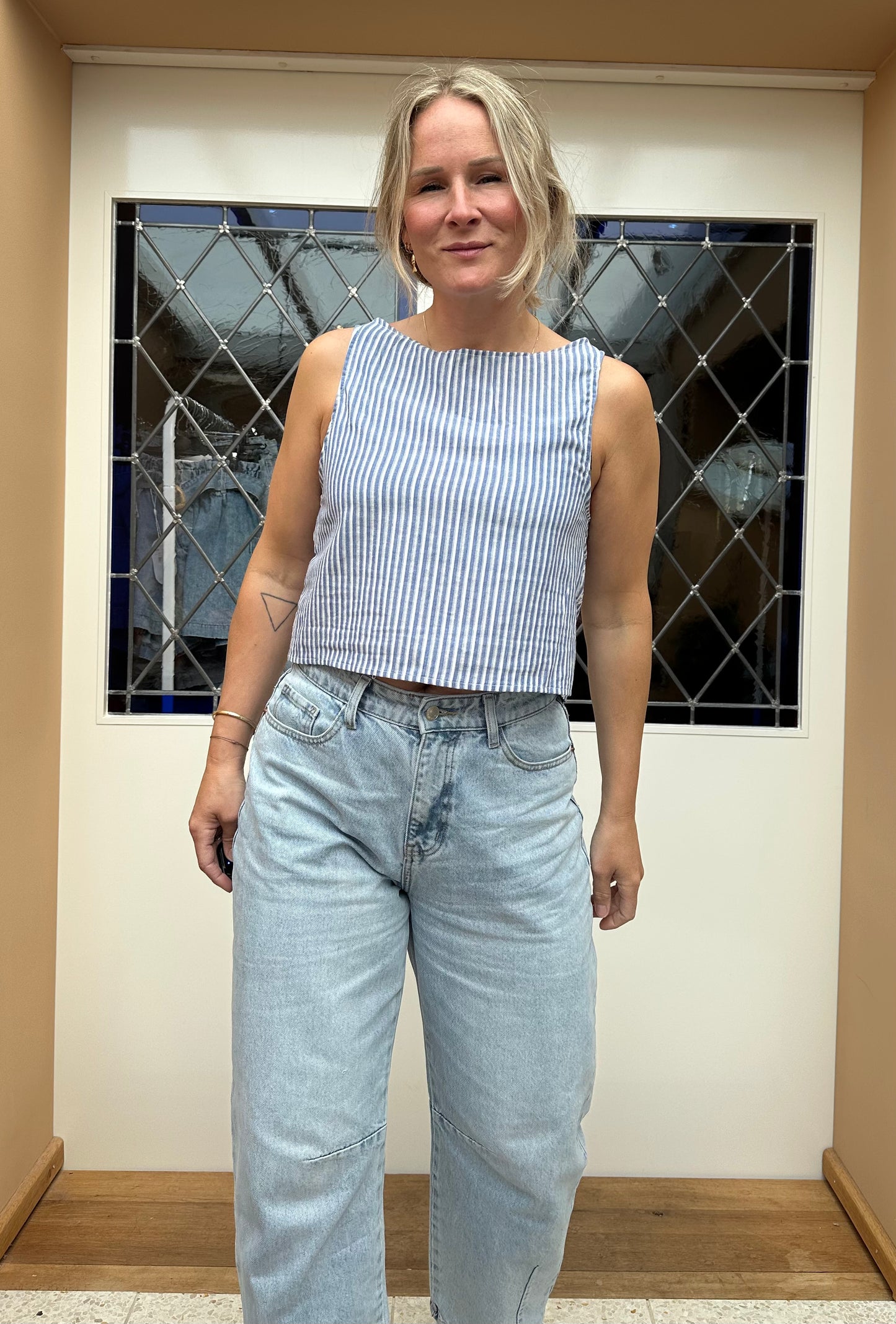 Femke - blauw streepjes top met embroidery