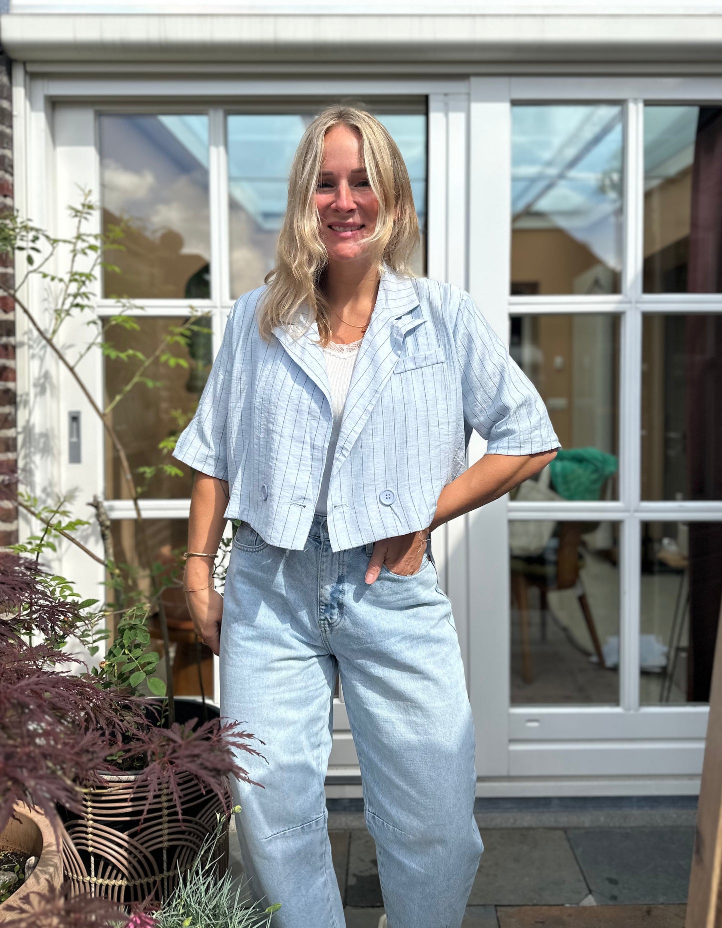 Grace - cropped blazer met streepje licht blauw