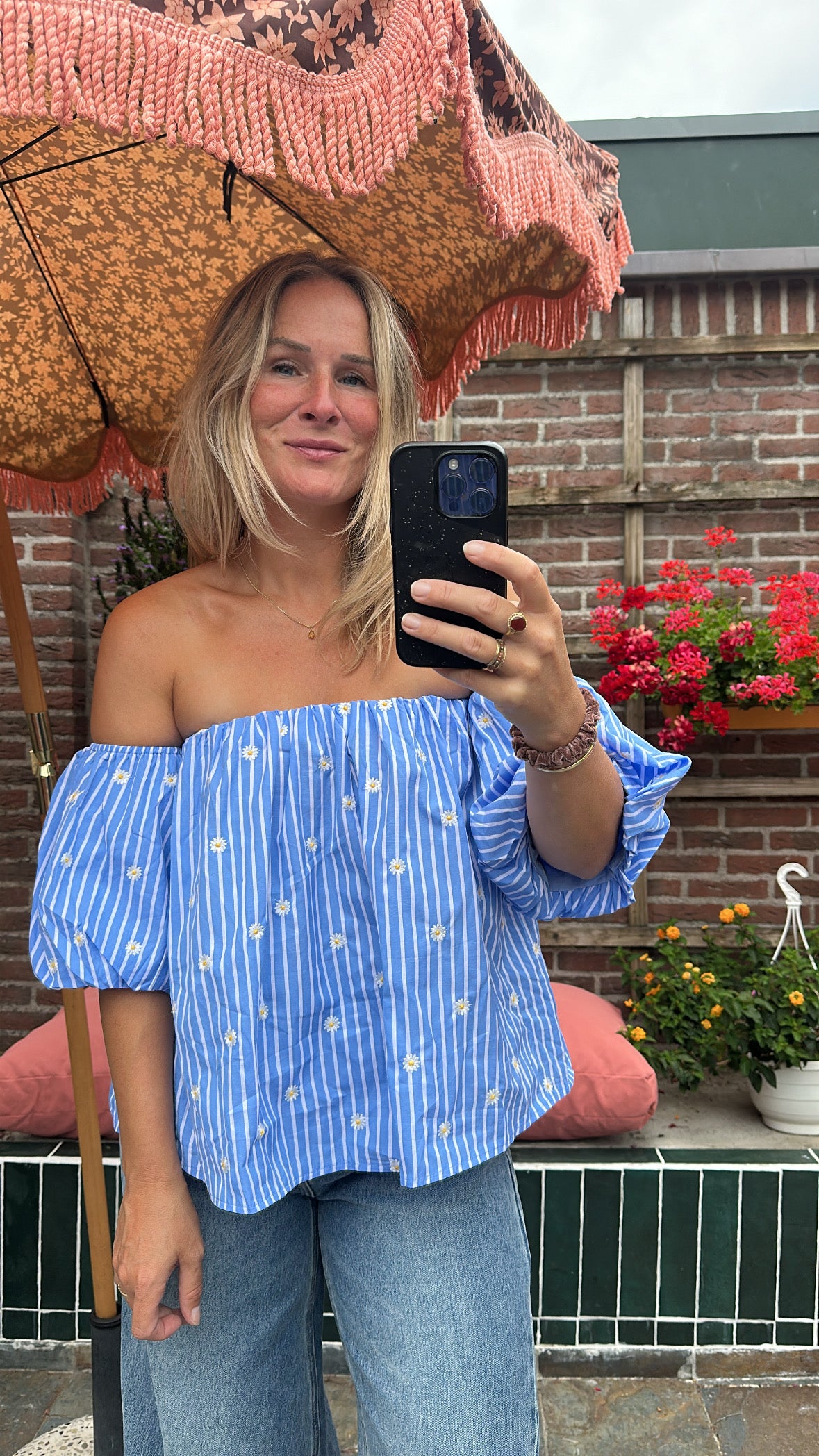 Betti - off shoulder strepen top met bloem