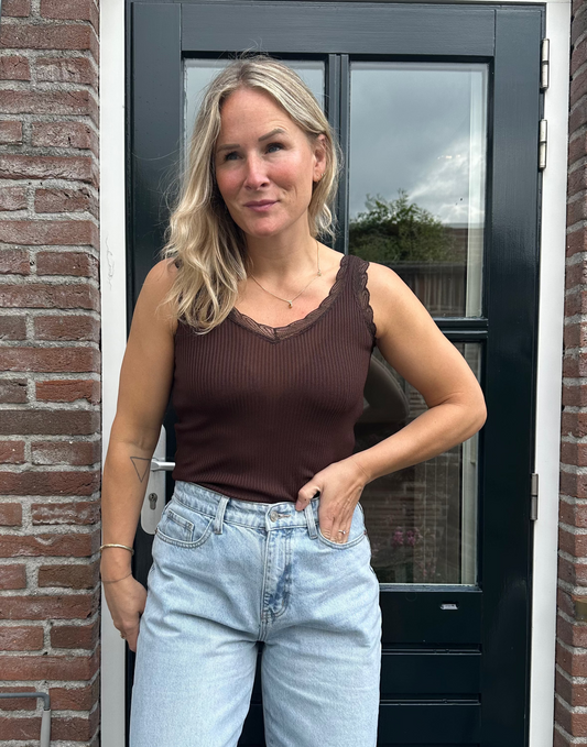 Gin - bruin hemdje met kant