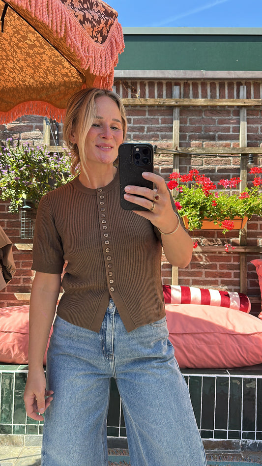 Halia - taupe gebreide top knoopjes
