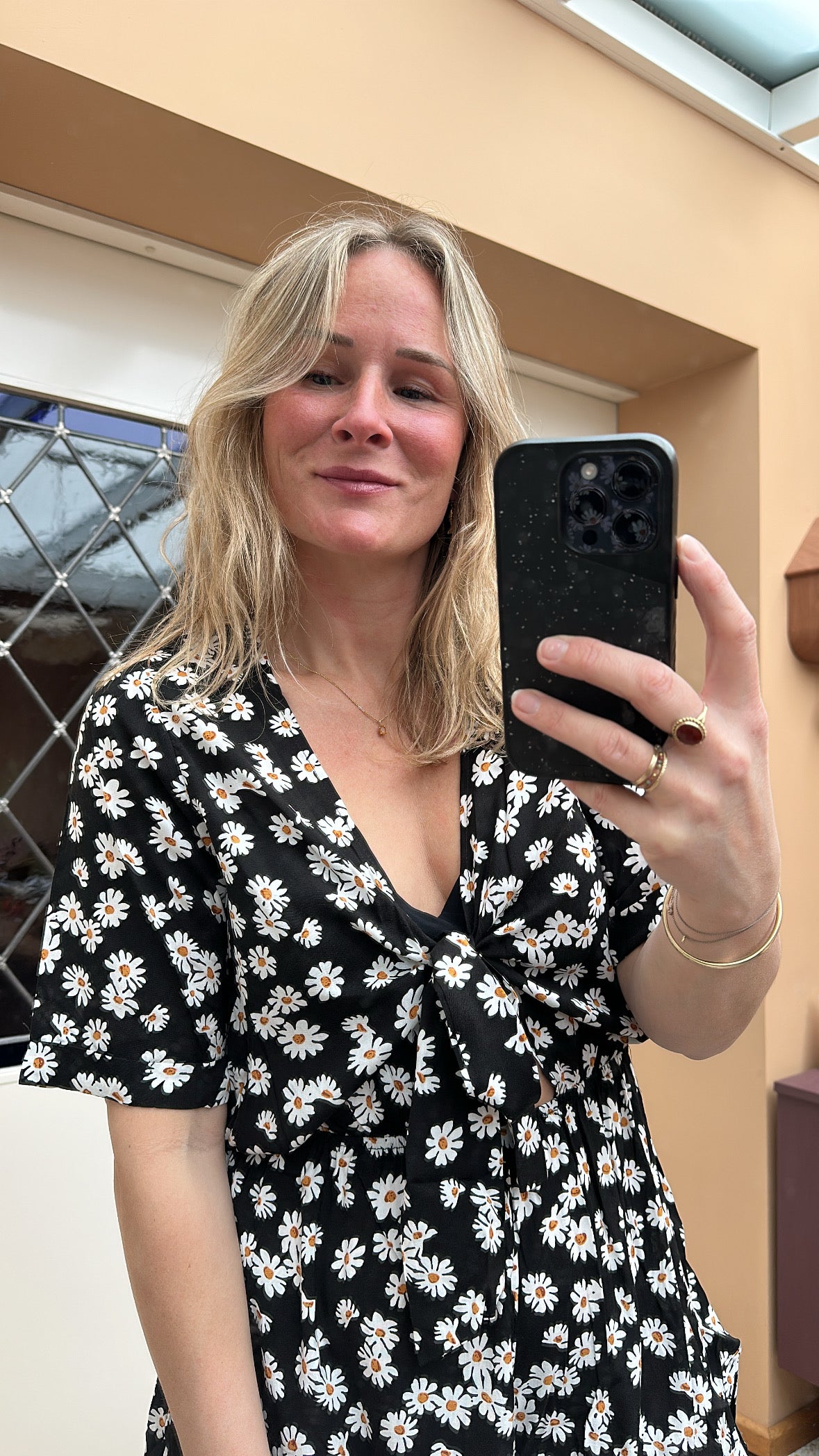 Daune - zwarte playsuit met madeliefjes