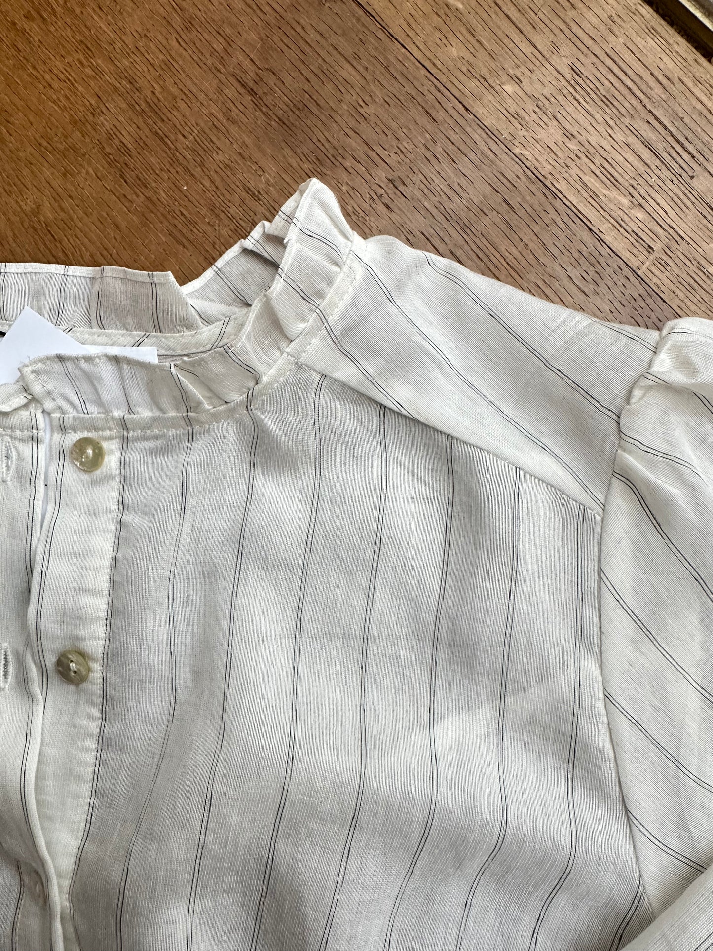 Egga - Dun wit viscose blousje met streep