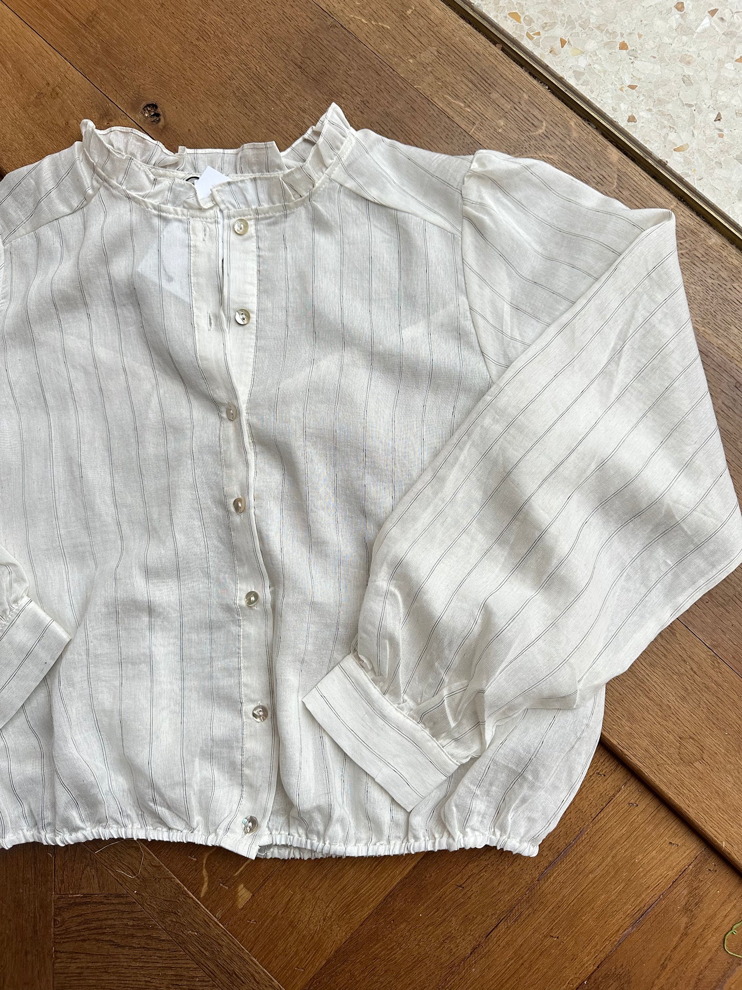 Egga - Dun wit viscose blousje met streep