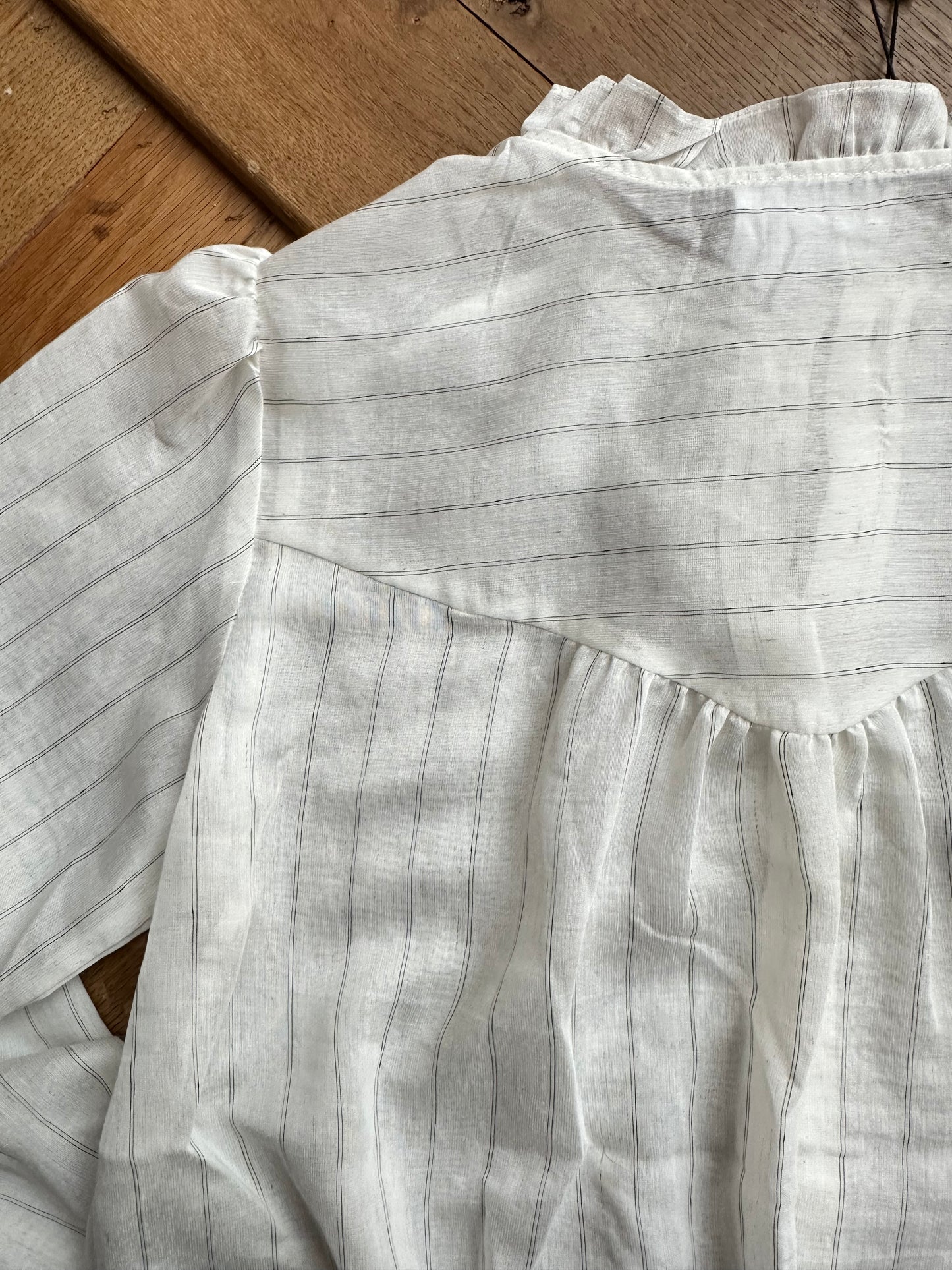 Egga - Dun wit viscose blousje met streep