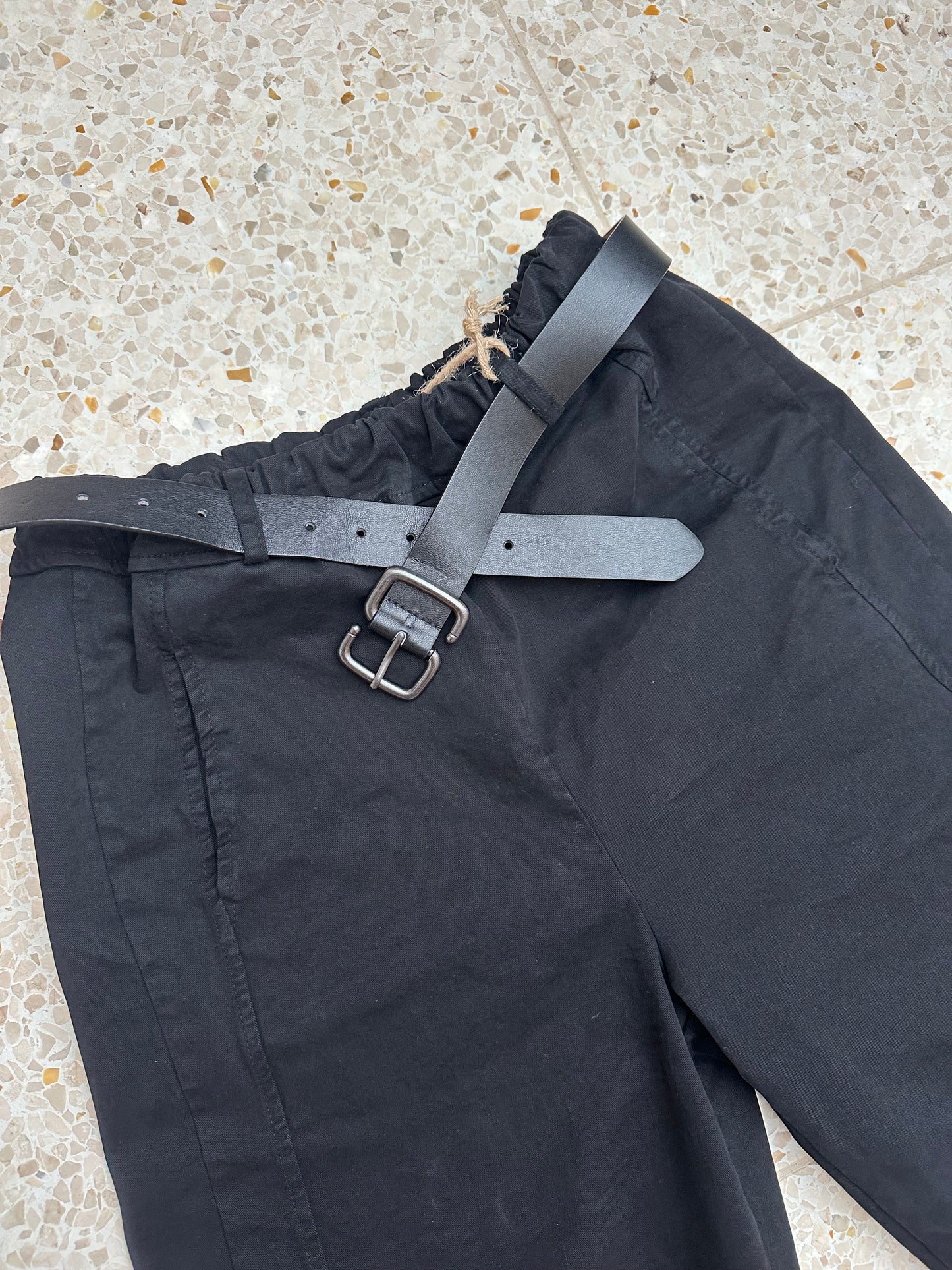 Ashley - Barrel pants zwart met riem