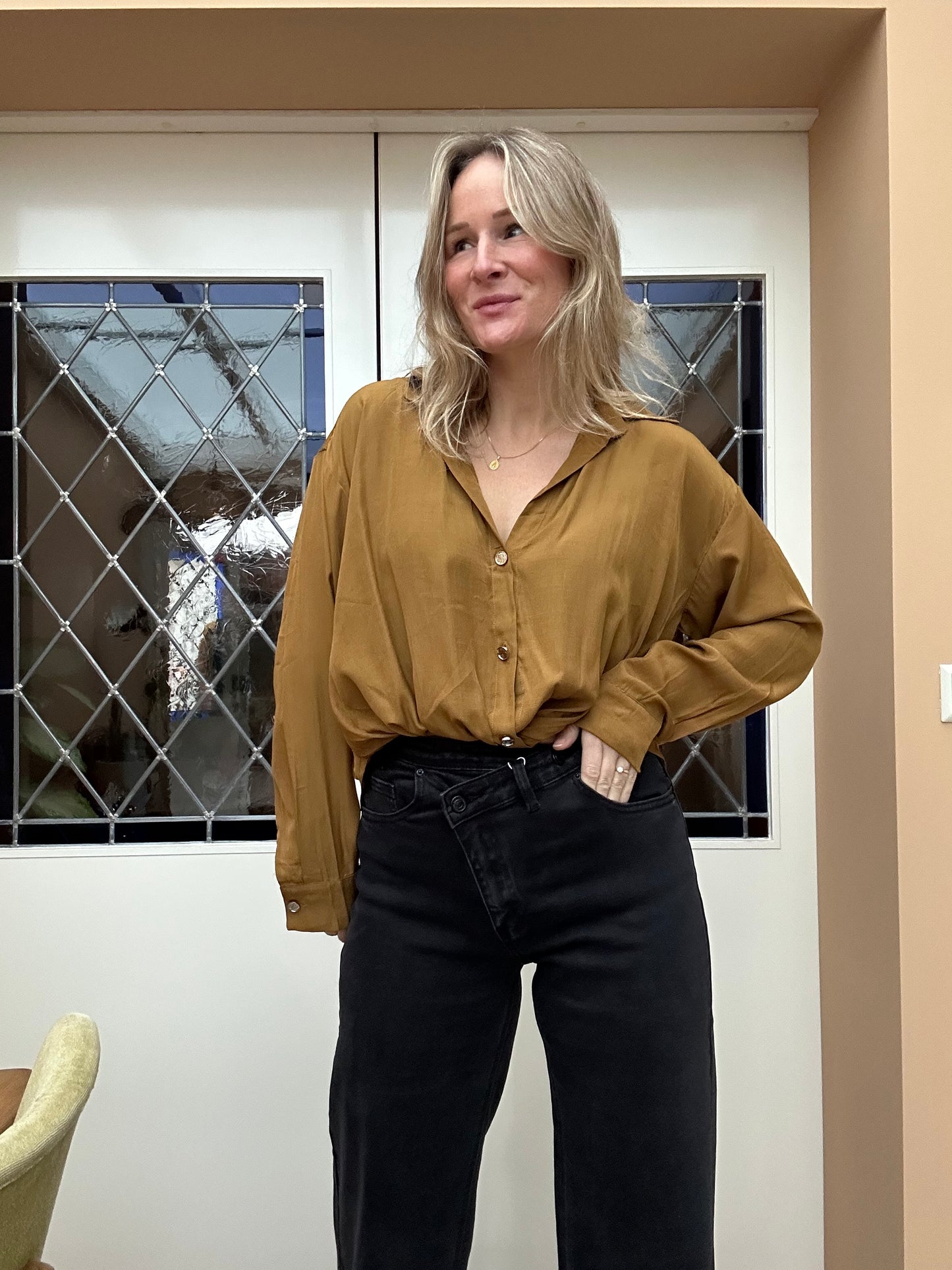 Annemare - mosterd kleur blouse v hals