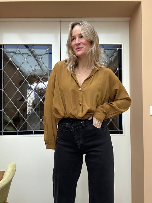 Annemare - mosterd kleur blouse v hals
