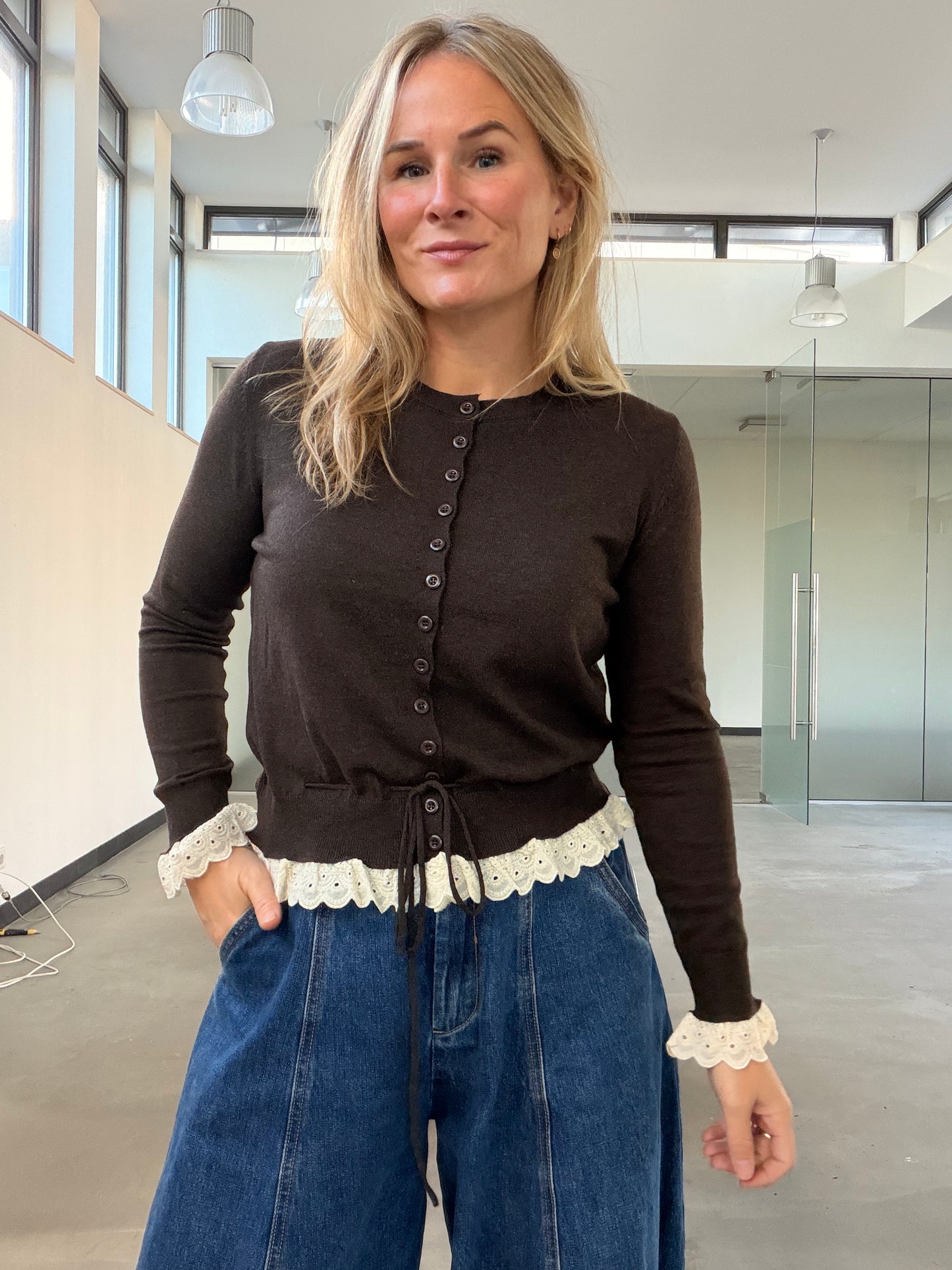 Luan - bruin vest met kanten randje
