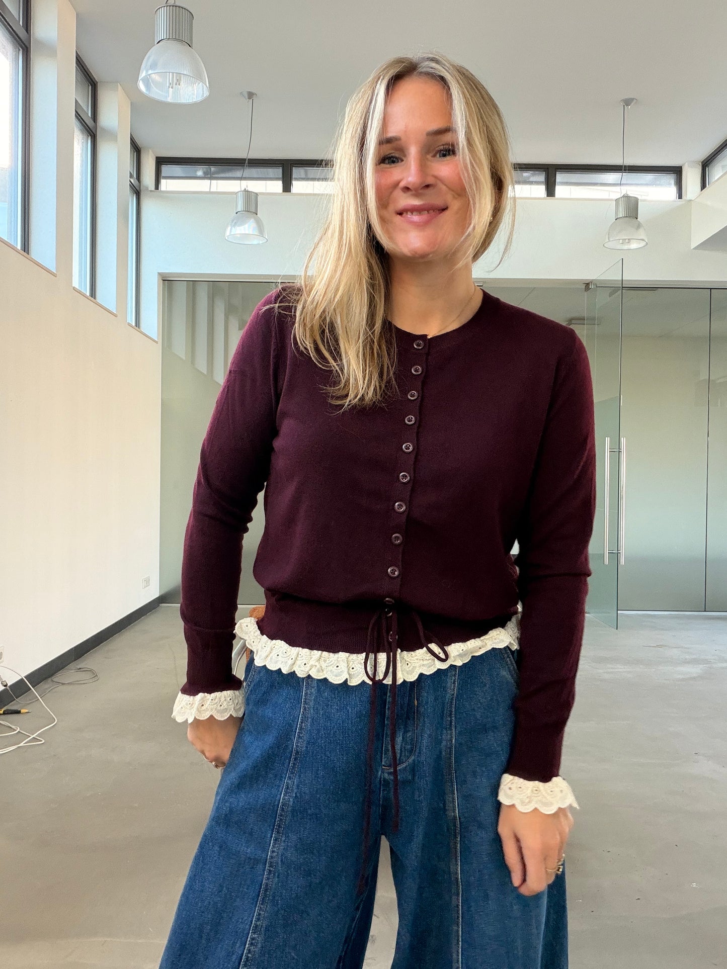 Luan - bordeaux vest met kanten randje
