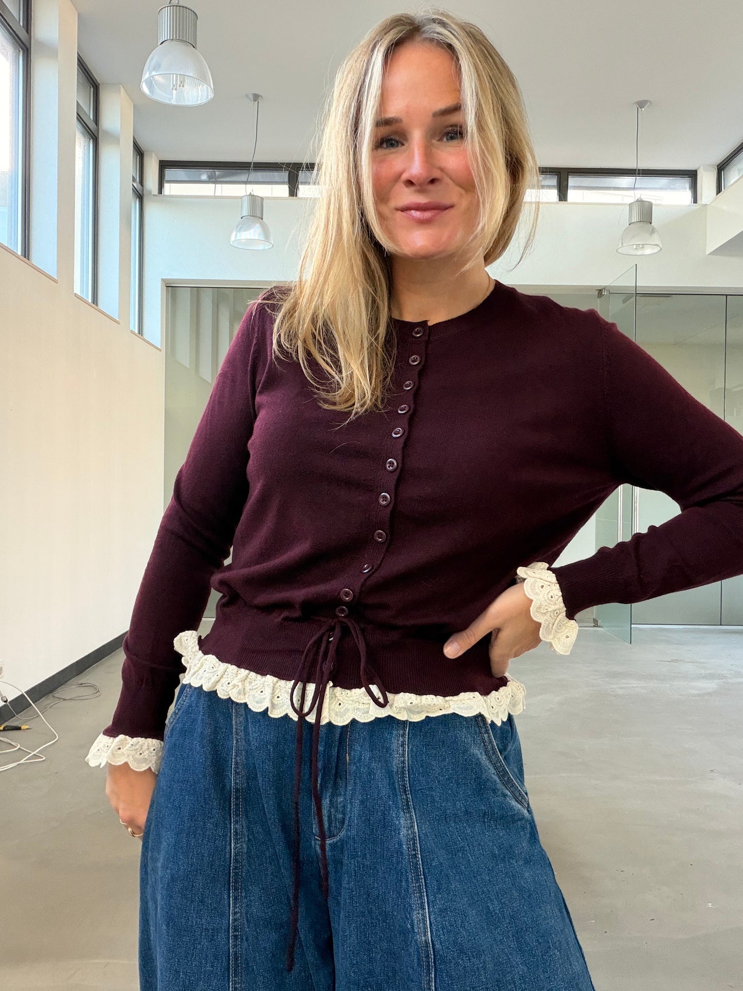 Luan - bordeaux vest met kanten randje