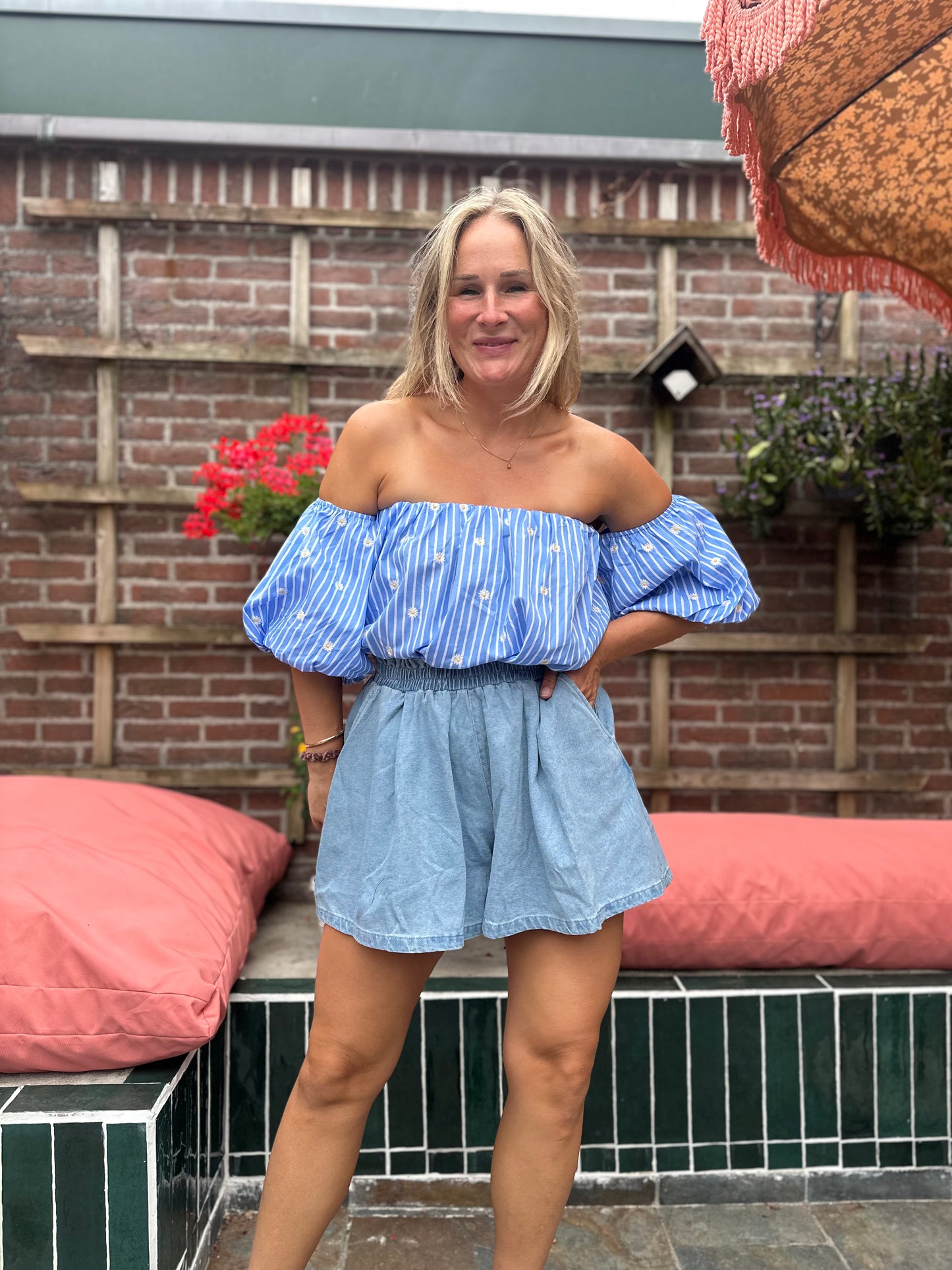 Betti - off shoulder strepen top met bloem