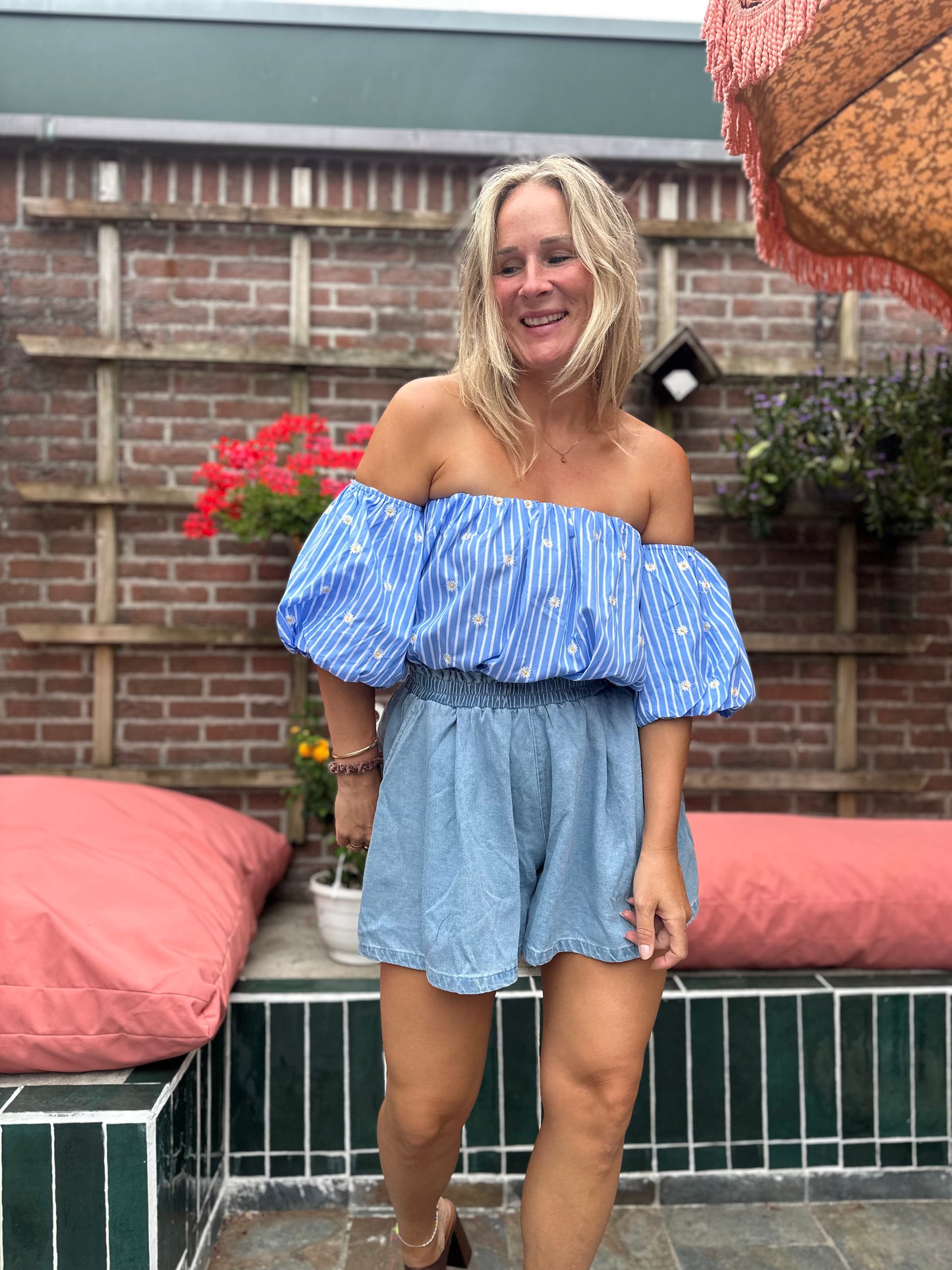 Betti - off shoulder strepen top met bloem