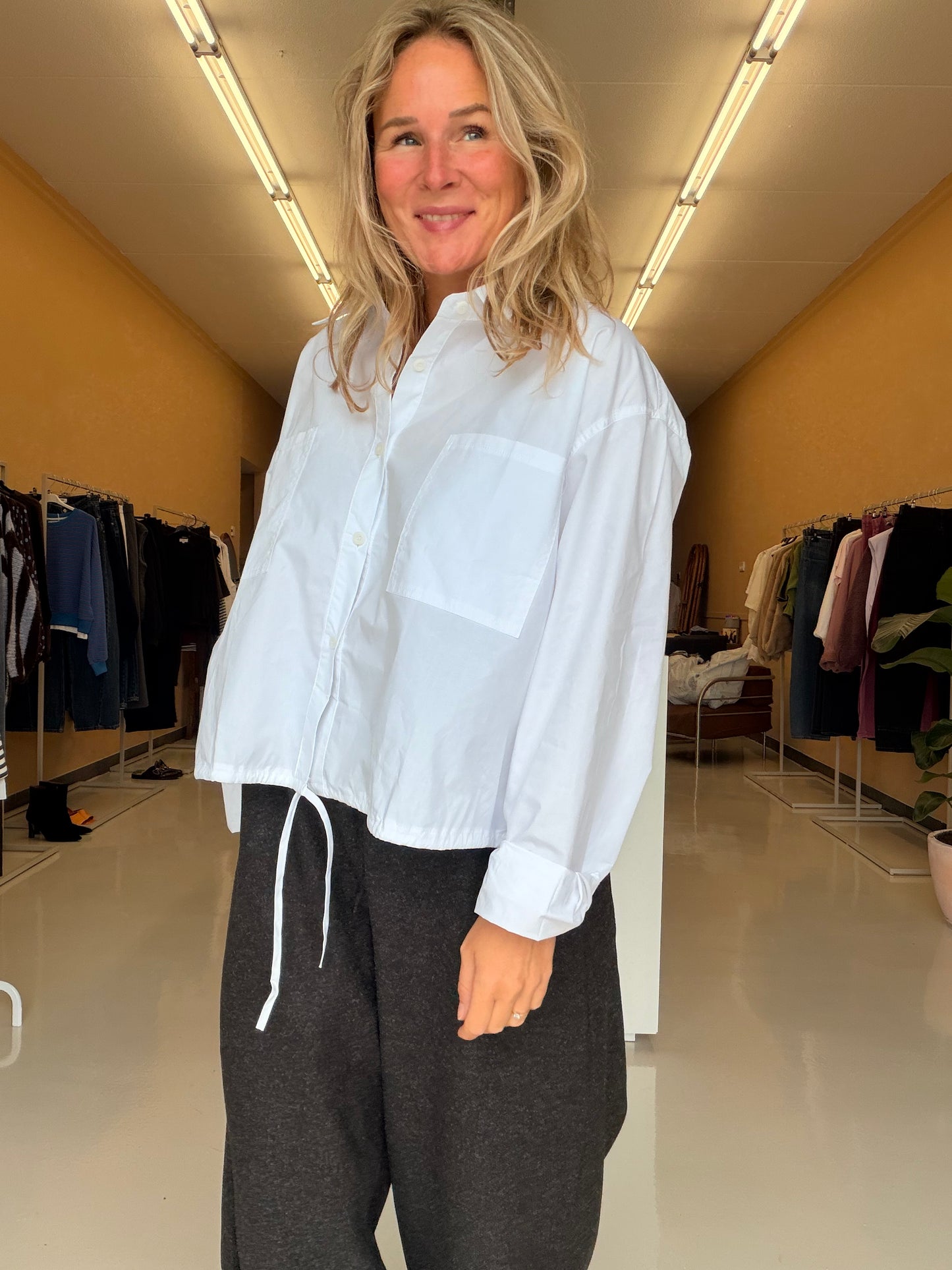 Kris - Wit cropped blousje met koord