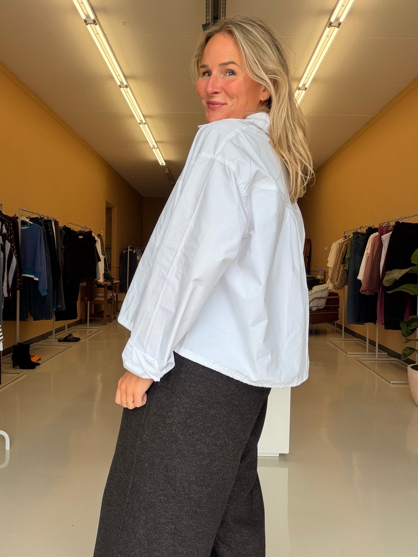Kris - Wit cropped blousje met koord