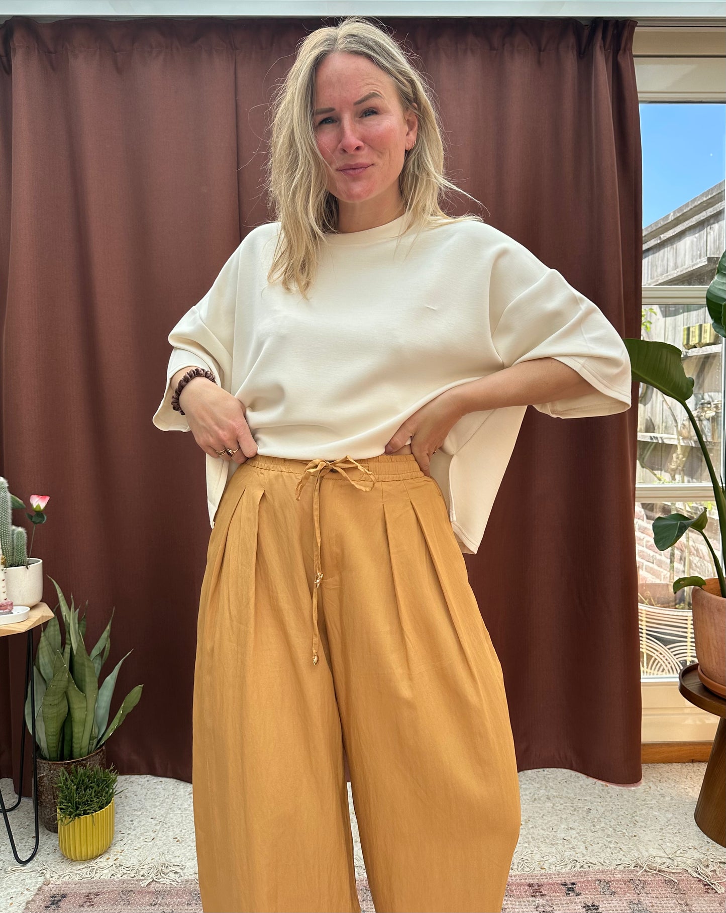 Eva - wijde broek oker met elastiek