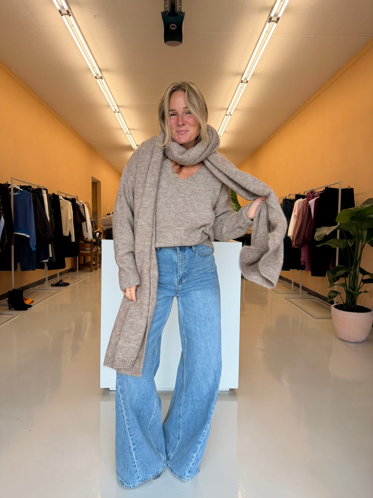 Kess - beige gebreide trui met sjaal