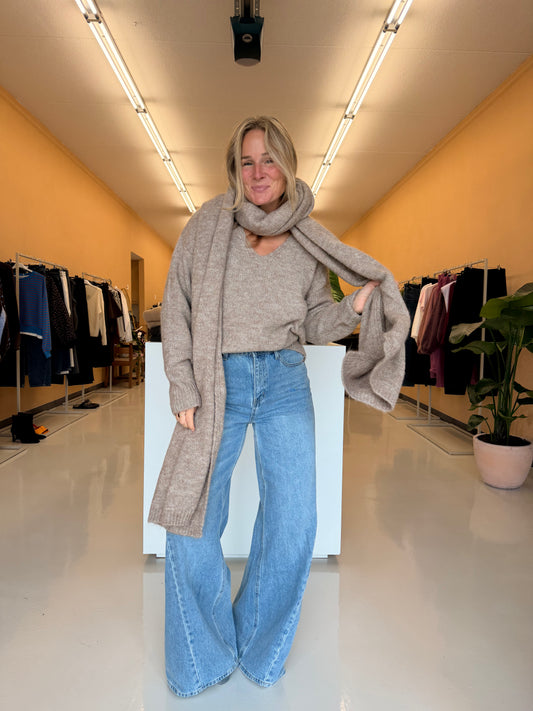 Kess - beige gebreide trui met sjaal