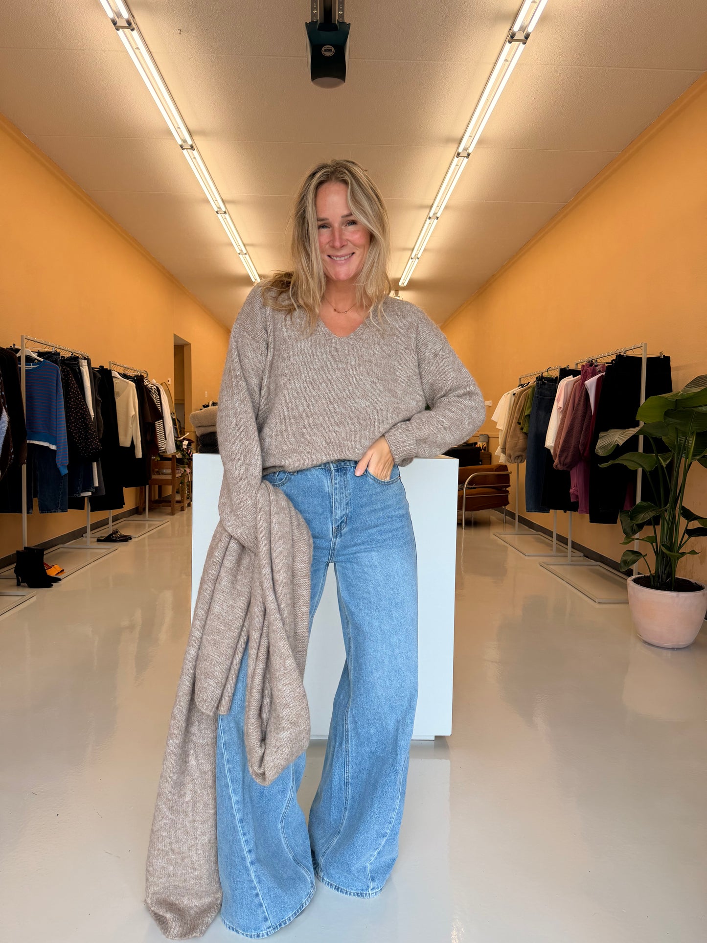 Kess - beige gebreide trui met sjaal